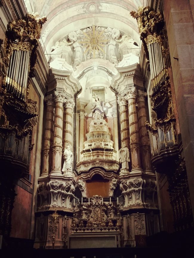 市電でもとの場所まで戻ったあとはノープラン。とりあえず世界で最も美しい本屋の一つイルレオに入るか後で入るか迷う。見た感じチケット売り場はならんでいないけど中はそれなりに人がいそうだから後にしようってことでイルレオからすぐのクレリゴス教会へ。<br />塔の部分は有料なので教会のみ入ってみた。<br />若いカップルが床に跪いてかなり真剣にお祈りしていてただ眺めてる私なんか少し場違い…(--;)