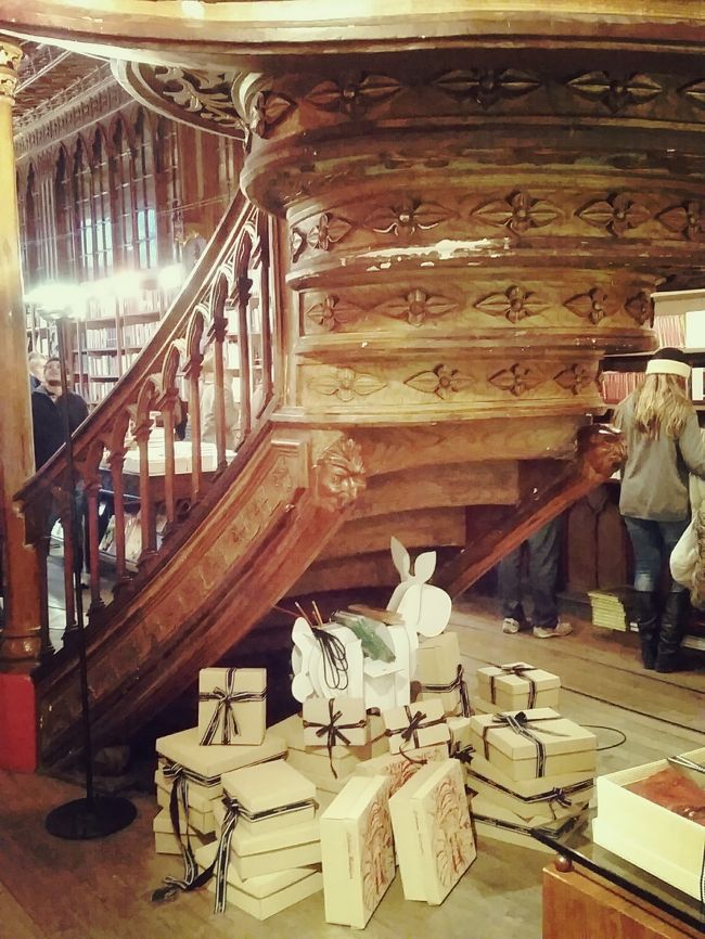 階段の裏側。ギフトボックスのようなものがディスプレイされていておしゃれ