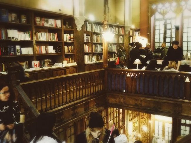 ２階にはちょっとしたカフェスペースがあったけどあいにくの満席。<br />みんな少しでもここでゆっくりしたいよねー。