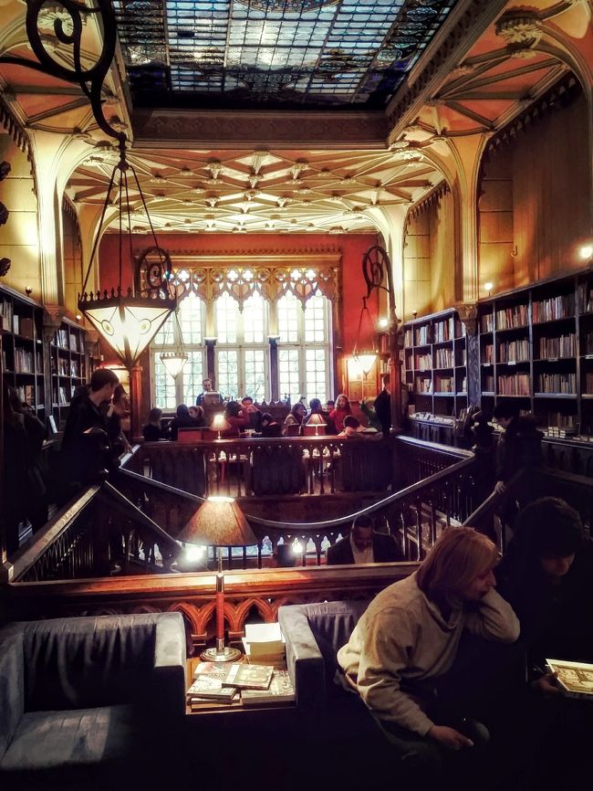 とにかく全てが絵になる本屋だ