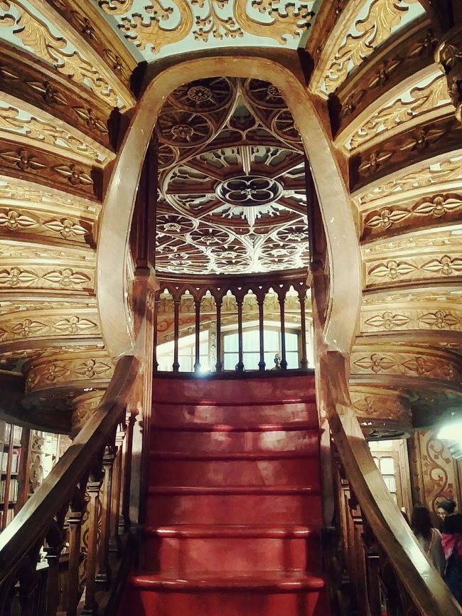 ２階へと続く階段がすごく素敵…<br />ハリー・ポッターのに出てくる本屋と言われてるそうだけど、まさにそんな雰囲気！