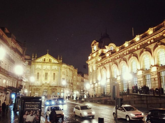 昼間ゆっくり見れなかったサンベント駅のアズレージョを見に。<br />写真右手が駅舎。