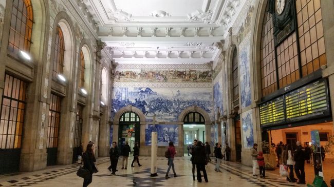 壁一面にアズレージョがあり、天井は真っ白できれいです。