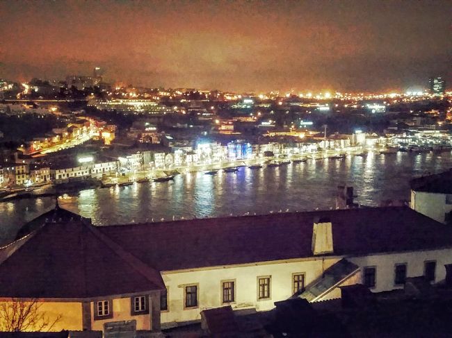 イルレオを満喫した後はゲストハウスのスタッフに教えてもらったすぐ近くの展望台に行こうと細道を入ったのだけど、もうまわりは暗くて危ないなと感じたので引き返した。<br />代わりに明るい大通りを通ってドン・ルイス一世橋へ。