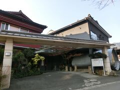 １時間後にお宿に到着です。

今回のお宿は嬉野温泉「吉田屋」。
古い旅館をモダンに改装したお宿です。