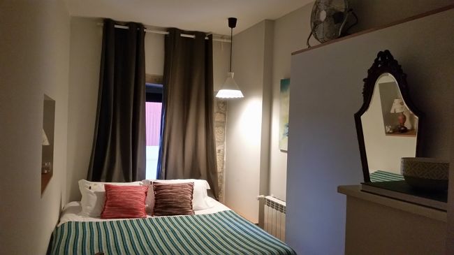 ポルトでの宿、ユアーズゲストハウスに到着。すごくこじんまりしているけどインテリアがすごくおしゃれ！スタッフの女性もすごく気さくな感じの人。荷物を上まで運んでくれて、ウェルカムドリンクとオススメの観光場所をピックアップしておくね！って言ってくれた。<br />