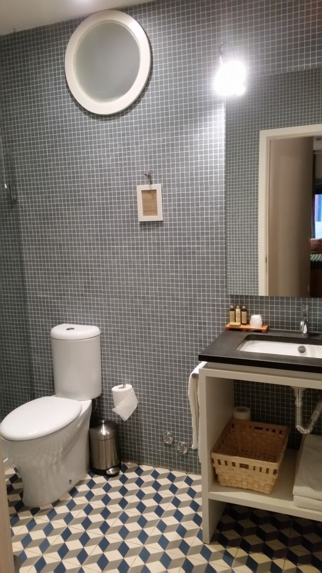 バスルームも素敵♪しかも広い。残念ながらリスボンに続きバスタブがないので日本から持ってきた入浴剤はここでも使えないけど。