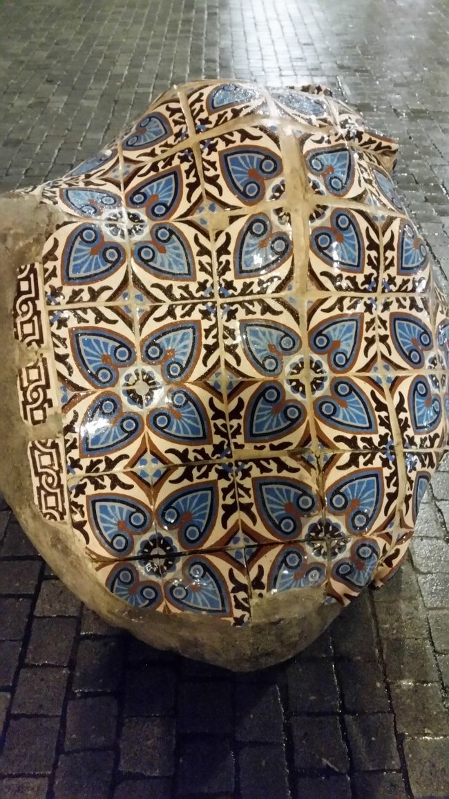 歩道の上にポンと置いてあった？岩にもアズレージョ。