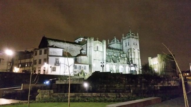 暗闇にたたずむポルト大聖堂。