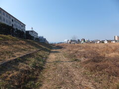 【浅川散策・てんや・献血 八王子 2016/02/27】

浅川を散策、昼食は天丼てんや八王子北口店で天丼セット・冷そば720円を食べる。
食後、献血の車があったので初めての献血をしようとしましたが、年齢を聞かれて年齢オーバーと言われました。年寄りになったのですね。献血が出来るのはちなみに65歳まで。
てんや アクセス：ＪＲ八王子駅北口から徒歩2分。 
住所：八王子市東町12-1 