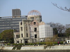 原爆ドームは修復工事中でした。