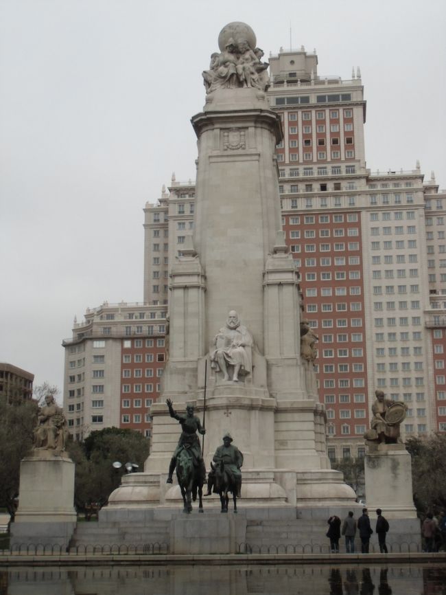 スペイン広場・・セルバンテスの記念碑