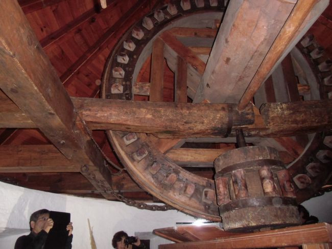 風車の中　大きな歯車です