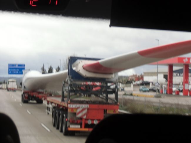 これはなんでしょね？　風力発電の羽かな〜？