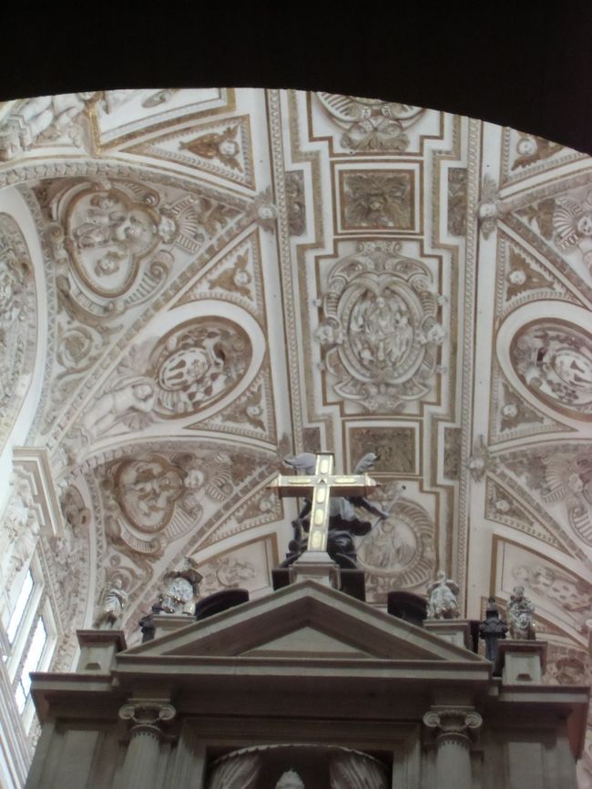 メスキータとはスペイン語でイスラム教寺院のことですが<br />１３世紀にキリスト教統治時代にカテドラルが作られ<br />イスラム教とキリスト教が共存しています