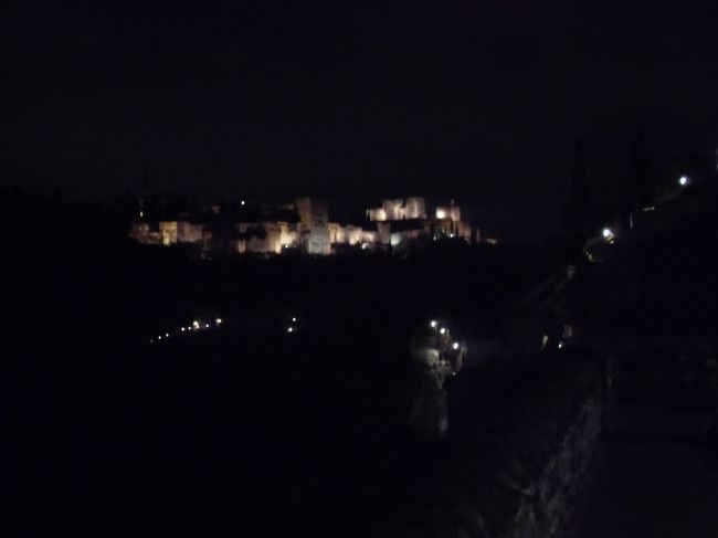 明日行く　アルハンブラ宮殿のライトアップ