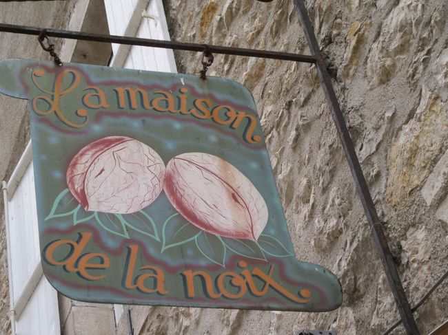 フォアグラやクルミが特産品です。<br /><br />栗やどんぐりの木は日本でもおなじみ。<br />クルミの木は見たことがありません。<br />実がなっているところを見てみたい。<br />