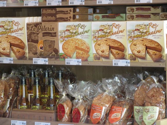 特産のクルミのお菓子が並んでいます。<br /><br />お土産用に買ったのに…　<br />帰るまでに食べちゃった。<br />