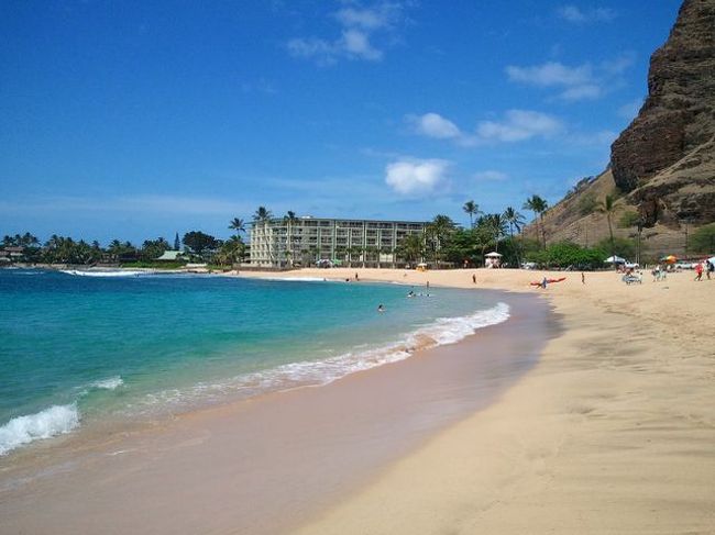 話を元に戻し、次に次回の旅行で是非行きたいビーチを紹介します。<br /><br />マカハ・ビーチ・パーク Makaha Beach Park<br />１０年前に、夫婦で行きましたがローカル色が強く危険な匂いがﾌﾟﾝﾌﾟﾝ(';')<br />めっちゃ良い波がたってたのですが、駐車場に車を止め海を眺めただけで諦めました。<br />予想ですが、海から上がってくると車の中が空っぽになっていそうな雰囲気がﾌﾟﾝﾌﾟﾝ…<br /><br />今度こそは、ｶﾞｲﾄﾞをつけてリベンジしたいですね〜(^^)v<br /><br />Makaha Beach <br />コオリナを過ぎて海岸沿いのハイウエーをひたすら北上して行くと、<br />やがてビーチ北側に建つコンドミニアムが目印のマカハビーチへと到着。<br />ここで開かれるロングボードのサーフィン大会が有名で、ロングボードのメッカ<br />として名高いところです。　