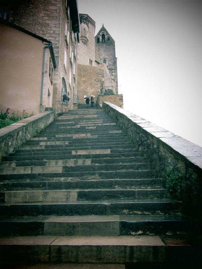 岩山にある聖域にはこの長い巡礼者の階段を上って。<br /><br />ようやくたどり着いたこの地で巡礼者たちは216段もある大階段<br />祈りをささげながら膝をついて上ったそうです。知ってしまうと<br />とんとんとん、、、　簡単にかけ上るのは気がひけます。<br />当時の巡礼者に思いを馳せながら。。。