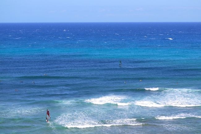 Diamond Head<br /><br />CLIFFS（クリフス）<br /><br />道路沿いのパーキングスペースに車を停め、遊歩道を下ったビーチ左手のポイント。海に突き出た地形の為、広範囲のうねりを拾い、ワイキキに波が無くても、ここにくれば波がある！といわれるほどコンスタントにサーフィンが可能。浅いリーフの為、リーフでのケガやウニに注意が必要です。<br /><br /><br />LIGHTHOUSE（ライトハウス）<br /><br />クリフスの遊歩道を挟んだ右手、灯台の目の前の沖のブレイクでライトブレイクオンリーのポイント。シャローなリーフでブレイクする為、ホレ、チューブが巻く事も。初級者は避けた方がいいポイントです。<br />
