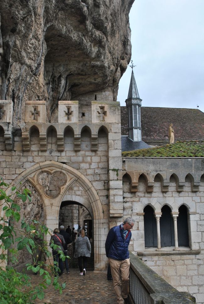 内部の様子は情けないですがあまり覚えていません。<br />ノートルダム礼拝堂にある黒い聖母像が印象に残っています。<br /><br />村の遠景や周囲の渓谷風景が素晴らしいです。<br />ここからも高いので眺めがいいです。<br />下をのぞくと<br /><br />