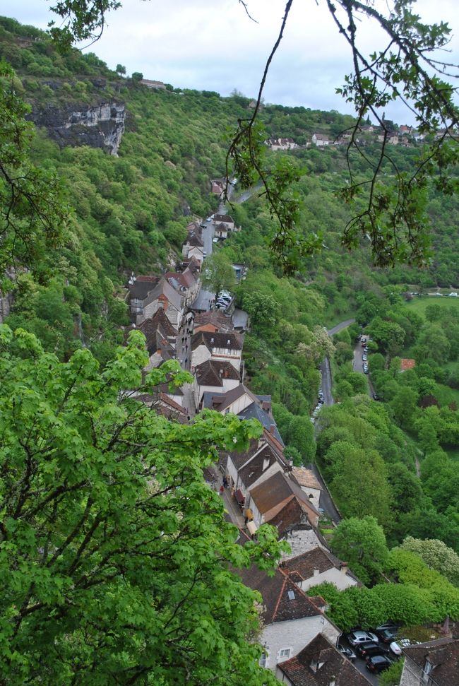 民家の町並みが。<br />道の先をたどると奥に見えるのはロスピタレの集落。<br /><br />