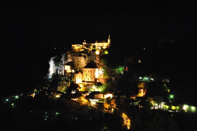 周囲は渓谷、夜になると真っ暗闇。<br />ライトアップされたロカマドゥールの村だけが浮かび上がりとても幻想的。<br />うまく撮れずわかりにくい写真ですが、見とれるほど素晴らしかったです！