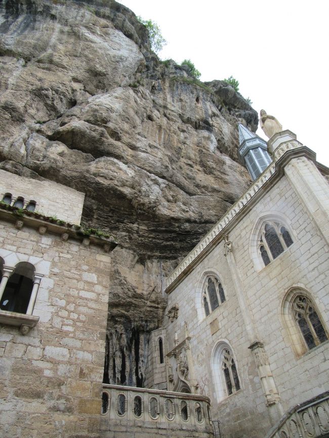 中世の大昔にこの固い岩山をどのようにして、、、<br />建物と一体化しているような造りです。