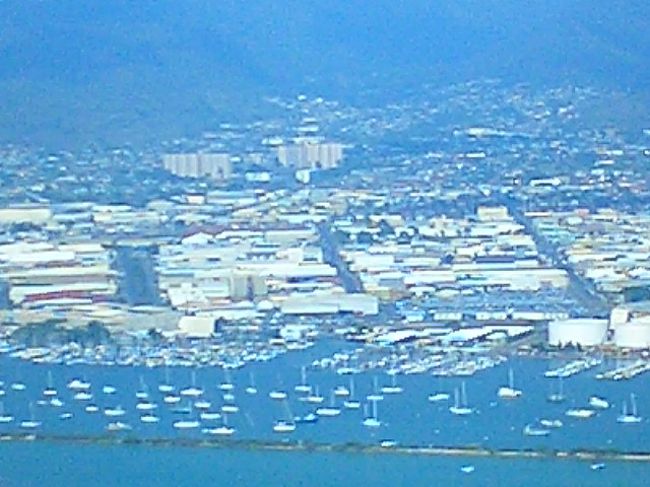 10年前の旅行で、ＮＷＡでホノルル空港から離陸した時の写真です。<br /><br />左側の席から見た景色<br /><br />写真が古くてすみません。<br />