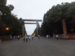 九段下の坂を登って靖国神社の入口にやってきます。