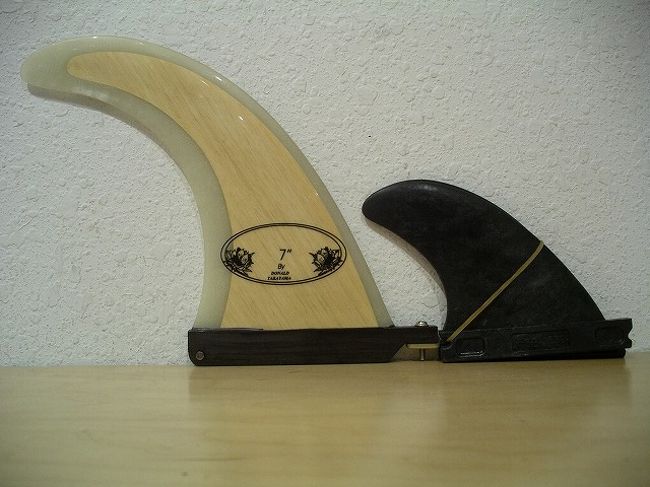 FINもWoody(^^)v<br /><br />２月１１日(木)<br />ここにきて、急な円高１＄⇔１１０円台にまで…(^.^)/~~~<br /><br />さすがに買い替え時期に来ており、今回の旅行でカスタムオーダーをすると決めてはいたのですが、かなり時期が早いけどこの円高に背中を押されオーダーすることに。<br /><br />今回は、私がお気に入りのサーフブランドの正規ディーラーである、<br />サーフショップＫＡＩＯＮにオーダーさせて頂きましたｖ(^^)v<br /><br />http://www.kaionhawaii.com/headline.php<br /><br />↓がオーダーシート