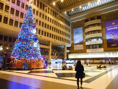 台北駅に戻って来ましたよ！
12月なのでクリスマスイルミネーションが綺麗です。

もう22時半。

台北駅はもう8割のお店は閉店して、寂しい感じになっていました。