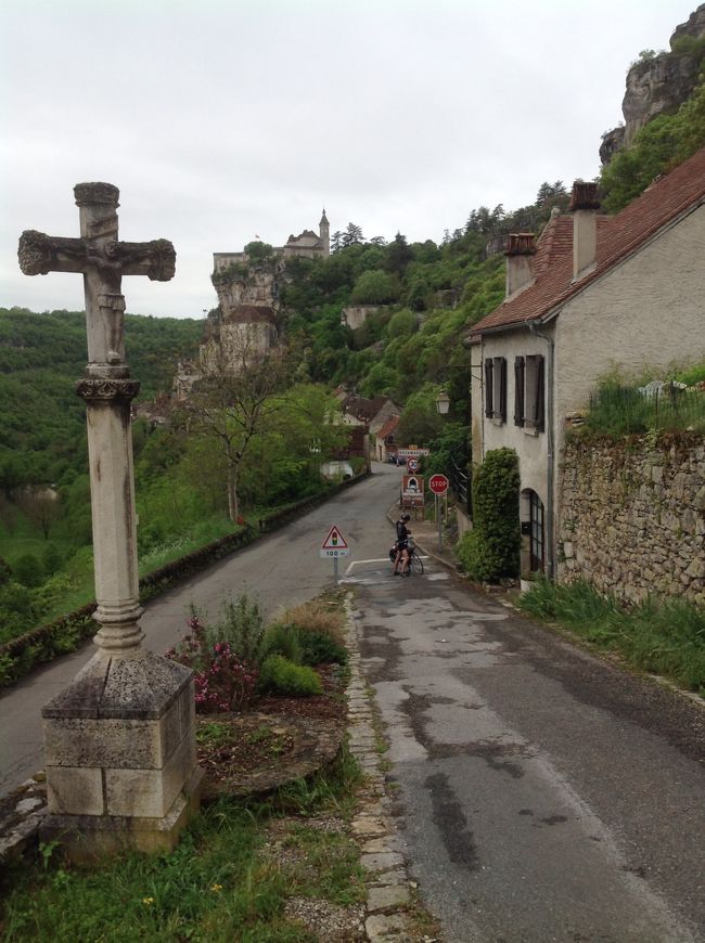 これは崖の 下の道です。<br />ロカマドゥールからロスピタレまで長い上りが続きます。<br />お時間があれば、ぜひ展望台へ。往復１時間くらいで歩けます。<br /><br />