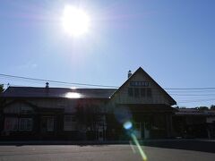 川湯温泉駅前。素晴らしい天気。バイクの予約をしていないので借りられるかわからないが今日の観光スポットはここに決定。