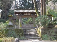 次に行ったのが「浄智寺」です。

鎌倉五山第四位のお寺ですが、比較的観光客が少なく、ひっそりとしている感じです。

でも、いろいろな花が咲いて、好きなお寺の１つです。
