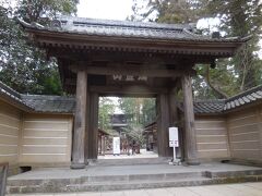今日の最後は「円覚寺」です。

北鎌倉駅の真ん前にあり、建長寺と並び、北鎌倉の象徴です。

とても広くてダイナミックです。