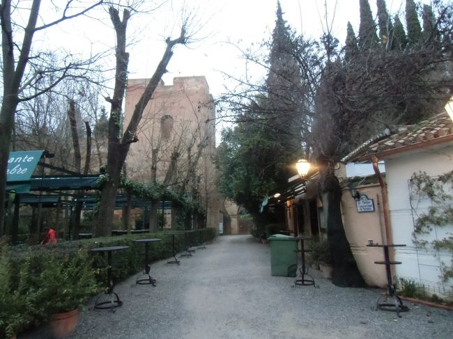 アルハンブラ宮殿　入り口<br />日の出が遅く８時ごろになると　やっと明るくなって来ます。