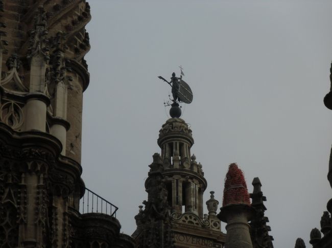 ヒラルダの塔は高さ97ｍ、風見です