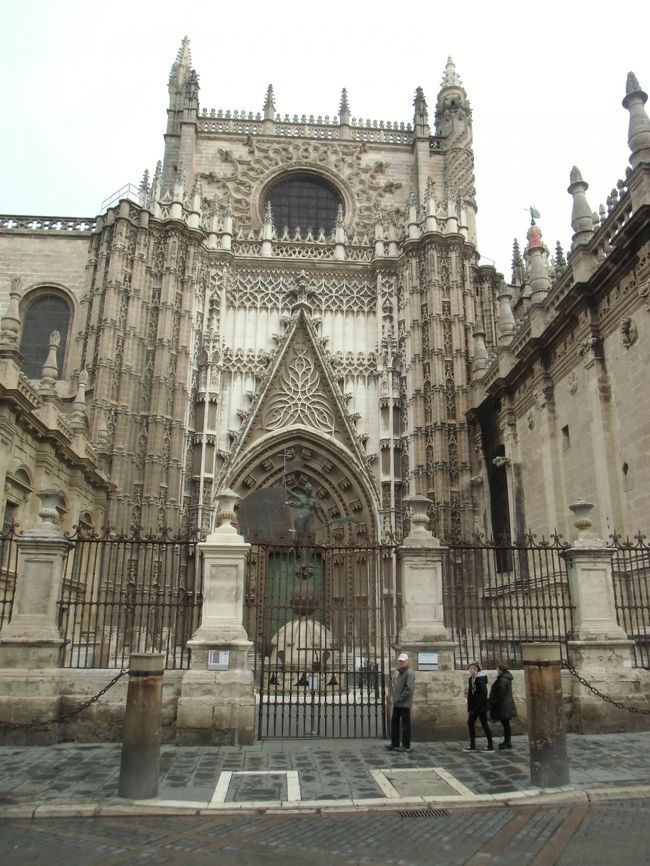 ヒラルダの実物大が正面にあります