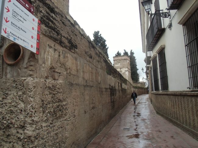 左端の穴は水道らしいです