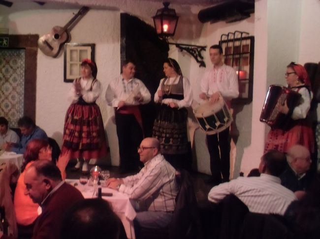 ファドディナーショー　歌・踊り・を見ながら食事です