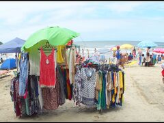 ■■ビーチ販売■■

これもどこのビーチでも見る事が出来る光景です。