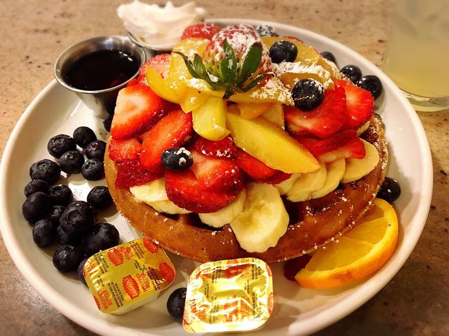 ワッフル〜♪<br />トッピング全部！！<br />withレモネード。<br />ふわもちでおいしぃー！！<br /><br />何とかワッフルを食べて、若干フルーツ残す…。<br />１人ごはんの宿命。。