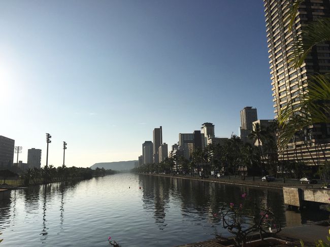 お腹がはち切れんばかりの美味しい朝食の後は、腹ごなしに徒歩でワイキキへ。<br />約40分のお散歩。