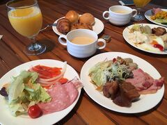 朝食はホテル棟にある The Orange で。昨日、無垢でバースデーケーキを持ってきてくれたスタッフの方が声をかけてくれました。ここのスタッフの方は親切な方が多くて、気持ち良く過ごすことができました。