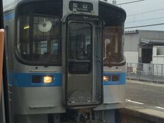 伊予北条駅では、高松を4:53に出発した松山行きが行き違いのため待ち合わせをしていました。
この列車は高松から松山まで約5時間かかる列車です。