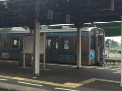 観音寺駅では、伊予西条を先に出発していた快速サンポート南風リレー号に追いつきます。
ワンマン化改造をされていないキハ121系でした。