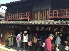 善通寺の参道近くにある老舗お菓子屋の『熊岡』。
石パンと呼ばれる固いお菓子が有名だそうです。