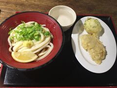 頑張ったご褒美にうどんを1杯。
うどん打ち体験ができる中野うどん学校が営業している『てんてこ舞』。
ぶっかけうどんと半熟玉子天、たけのこ天。